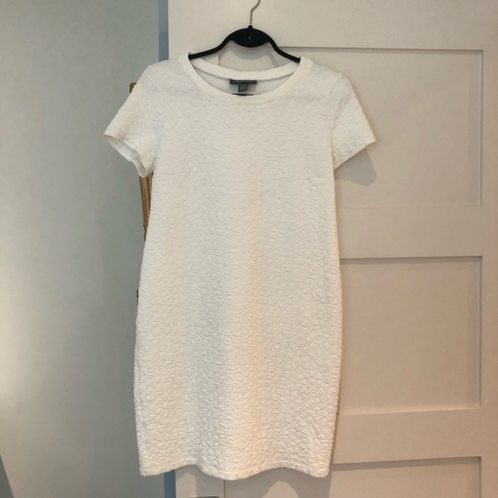 A pea in the pod white textured t shirt dress
